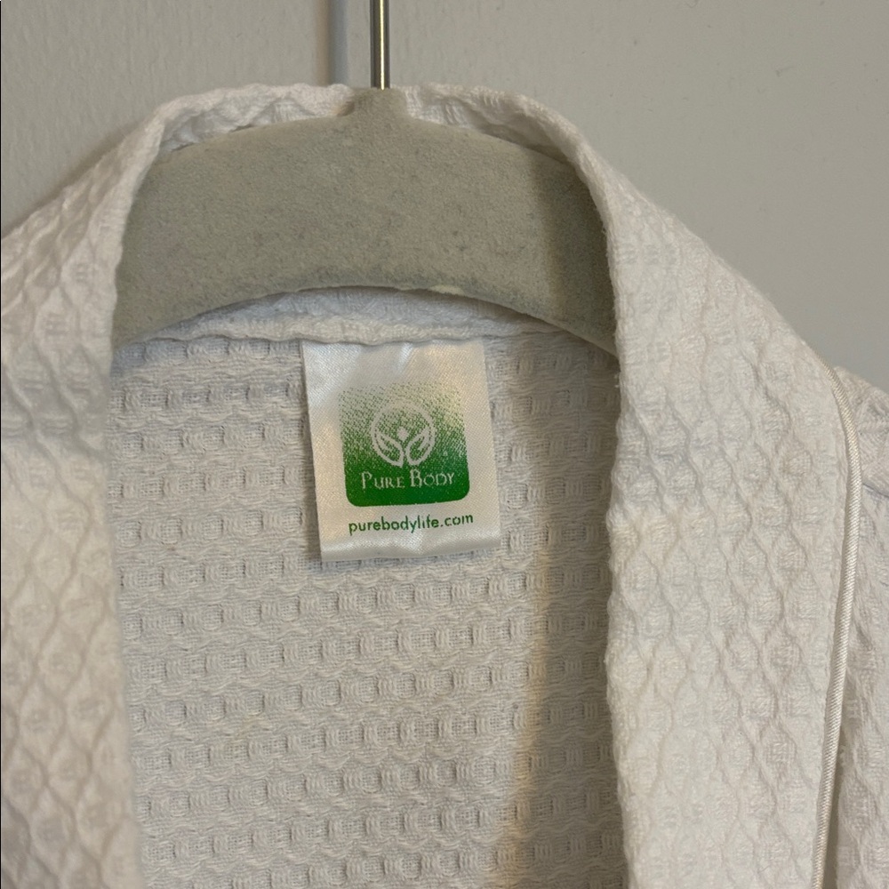 Pure Body White Waffle Textured Robe - Picture 2 of 8
